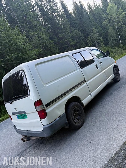 Toyota HiAce 3 of 9
