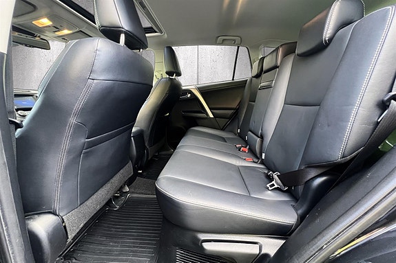 Toyota RAV4 8 of 9