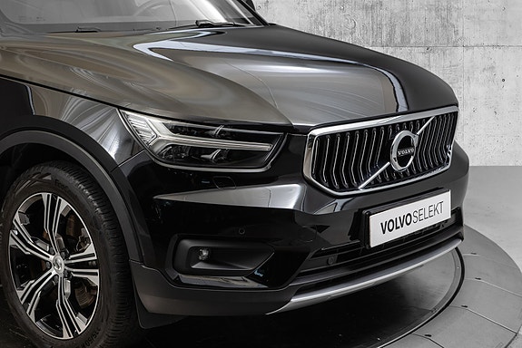 Volvo XC40 2 of 5