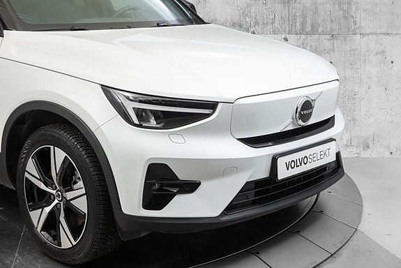 Volvo XC40 2 of 5