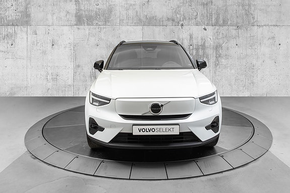 Volvo XC40 4 of 5