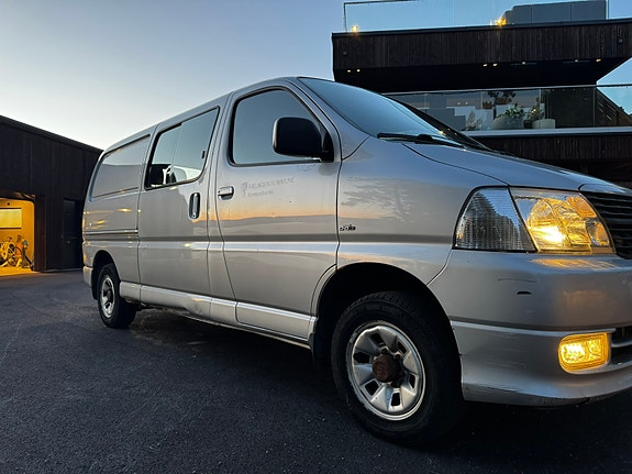 Toyota HiAce 2 of 4