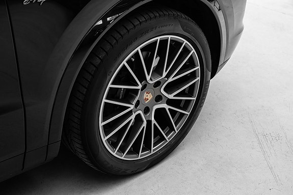Porsche Cayenne 10 of 30