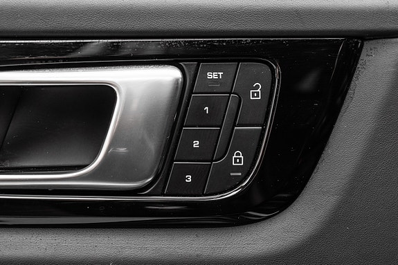 Porsche Cayenne 16 of 30