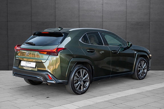 Lexus UX250h 4 of 5