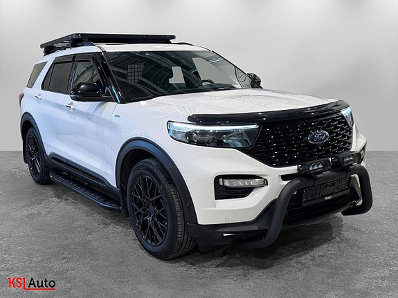 Ford Explorer 3 of 5