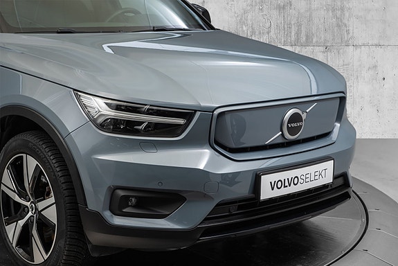 Volvo XC40 2 of 5