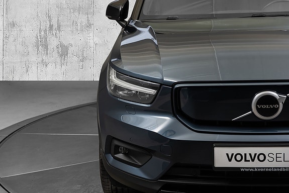 Volvo XC40 3 of 5