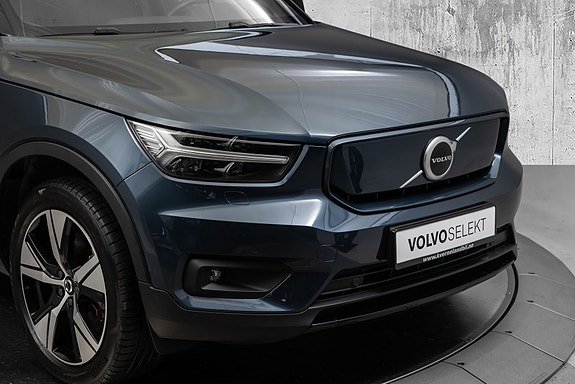Volvo XC40 2 of 5