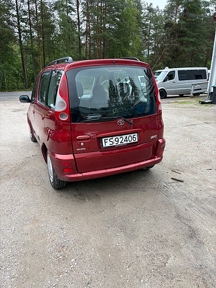 Toyota Yaris Verso 4 of 5