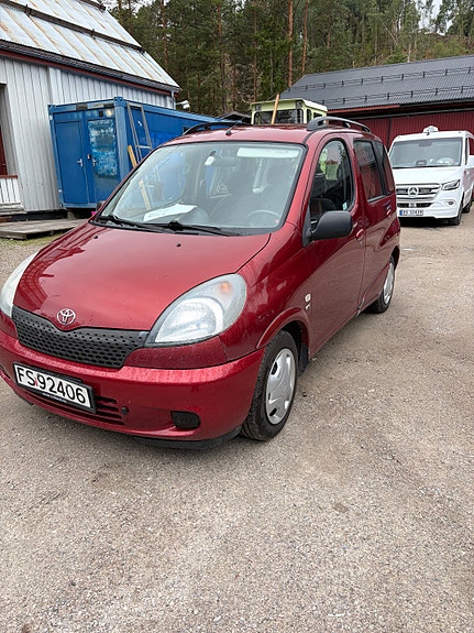 Toyota Yaris Verso 2 of 5