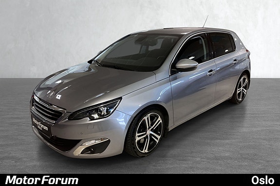 Sporty front med grå lakk og tøffe LED-lys foran.