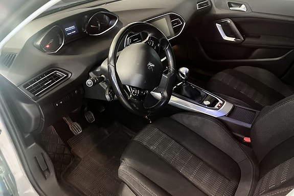 Oversiktlig cockpit med digitalt speedometer og girskift i manuell.