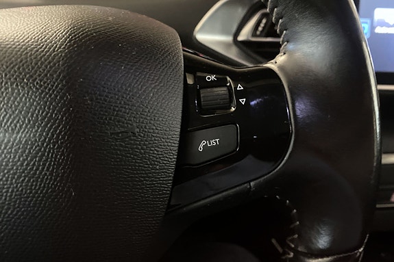 Ratt med integrerte kontroller og oversiktlig infotainment i bakgrunn.