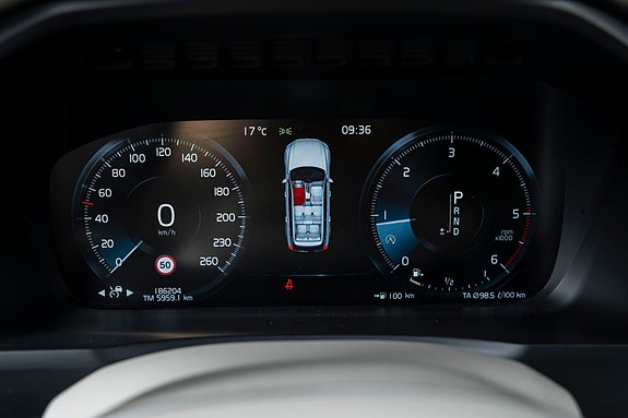 Volvo XC90 10 of 30