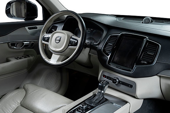Volvo XC90 2 of 5