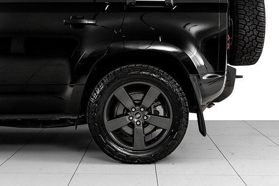 Land Rover Defender 110 17 of 30