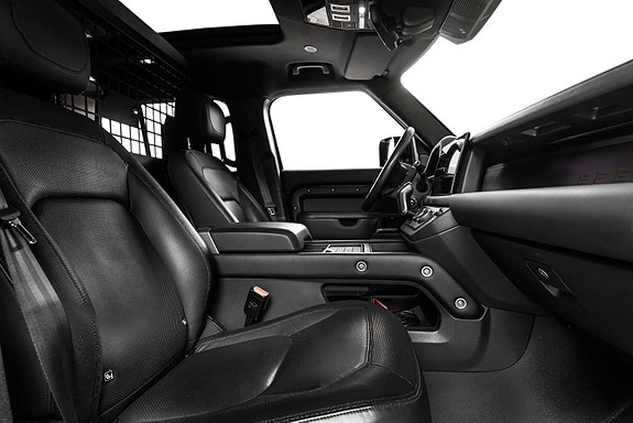 Land Rover Defender 110 8 of 30