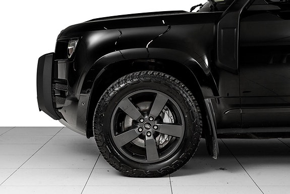 Land Rover Defender 110 16 of 30