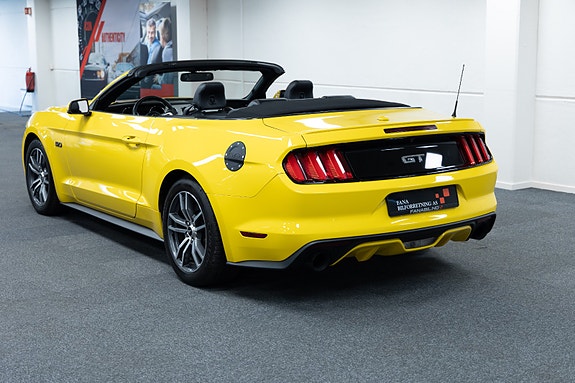 Ford Mustang 2 of 18