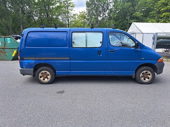 Toyota HiAce 4 of 13
