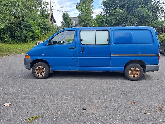 Toyota HiAce 2 of 13