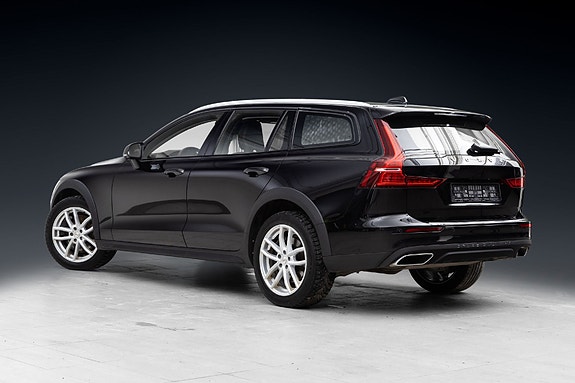 Volvo V60 Cross Country 4 of 5