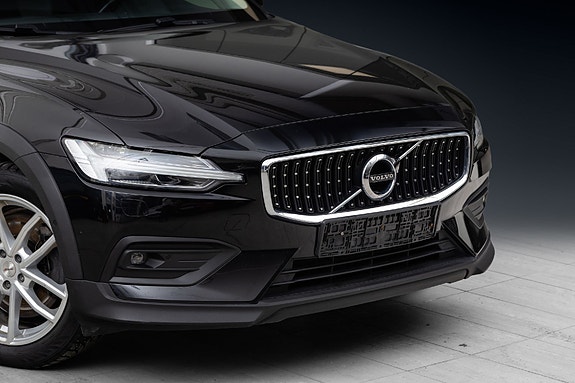 Volvo V60 Cross Country 2 of 5