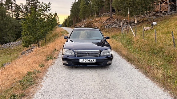 Lexus LS400 2 of 5