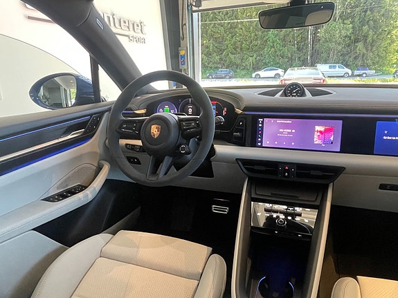 Porsche Macan 15 of 25