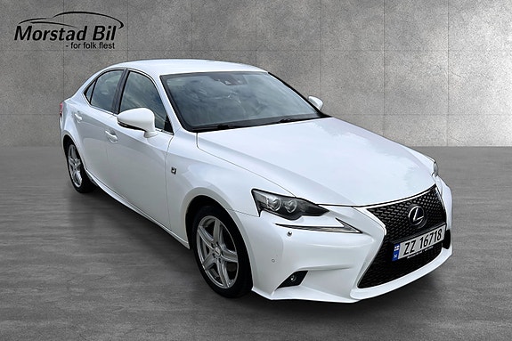 Lexus IS300h 2 of 5