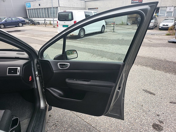 Peugeot 307 SW 21 of 30