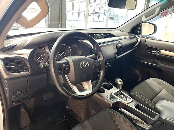 Toyota HiLux 25 of 27