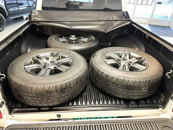 Toyota HiLux 18 of 27