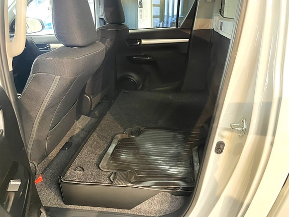 Toyota HiLux 17 of 27