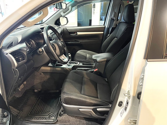 Toyota HiLux 23 of 27