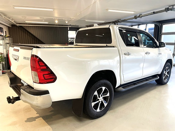 Toyota HiLux 12 of 27