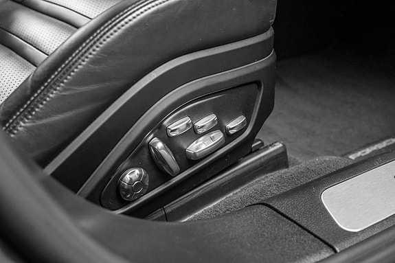 Porsche Panamera 27 of 29