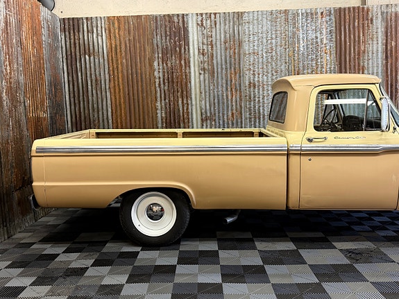Ford F-100 4 of 5