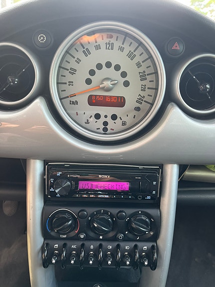 MINI Cooper 13 of 16