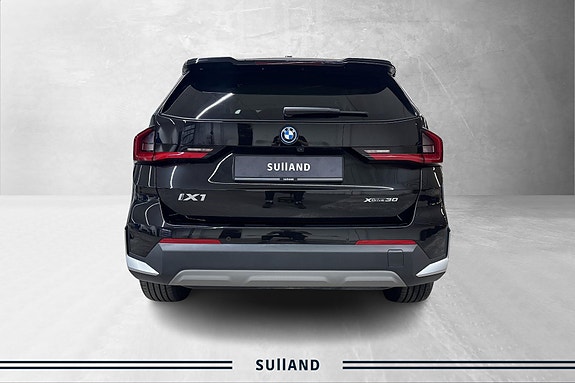 BMW iX1 4 of 5