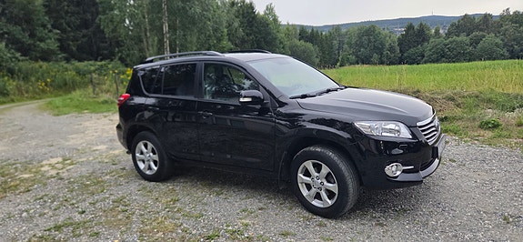 Toyota RAV4 3 of 12