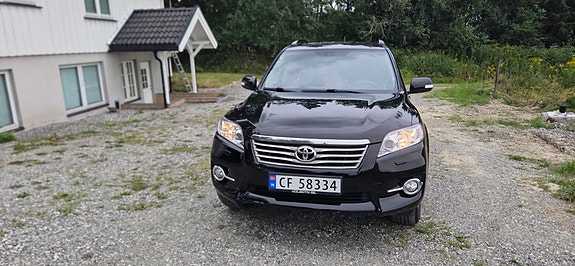 Toyota RAV4 8 of 12
