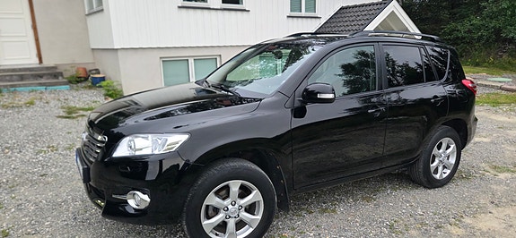 Toyota RAV4 4 of 12