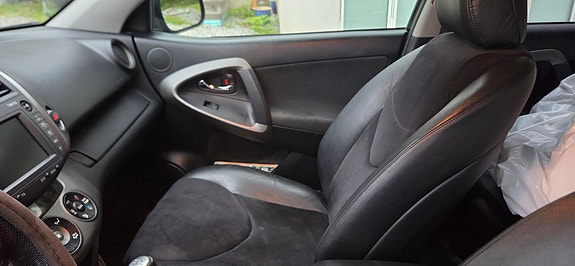 Toyota RAV4 7 of 12