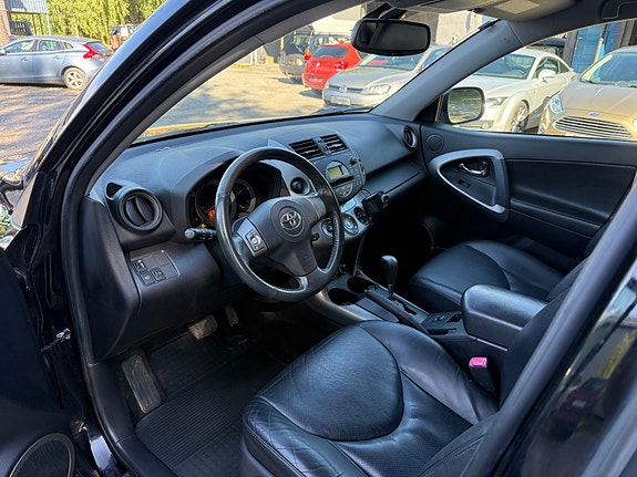 Toyota RAV4 22 of 30