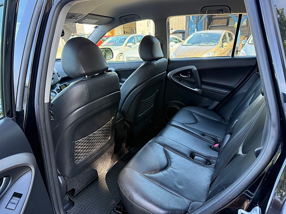 Toyota RAV4 25 of 30