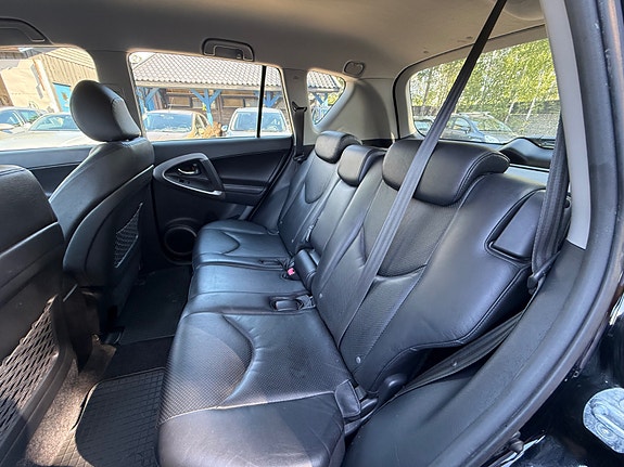 Toyota RAV4 26 of 30