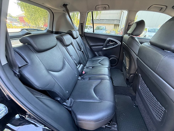 Toyota RAV4 30 of 30