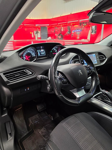 Peugeot 308 SW 12 of 24